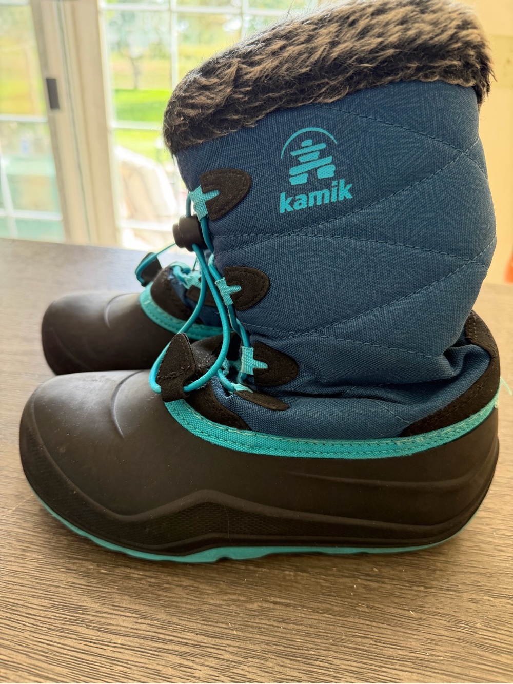 Kamik youth 3. Navy and Teal Snow Boots. B138